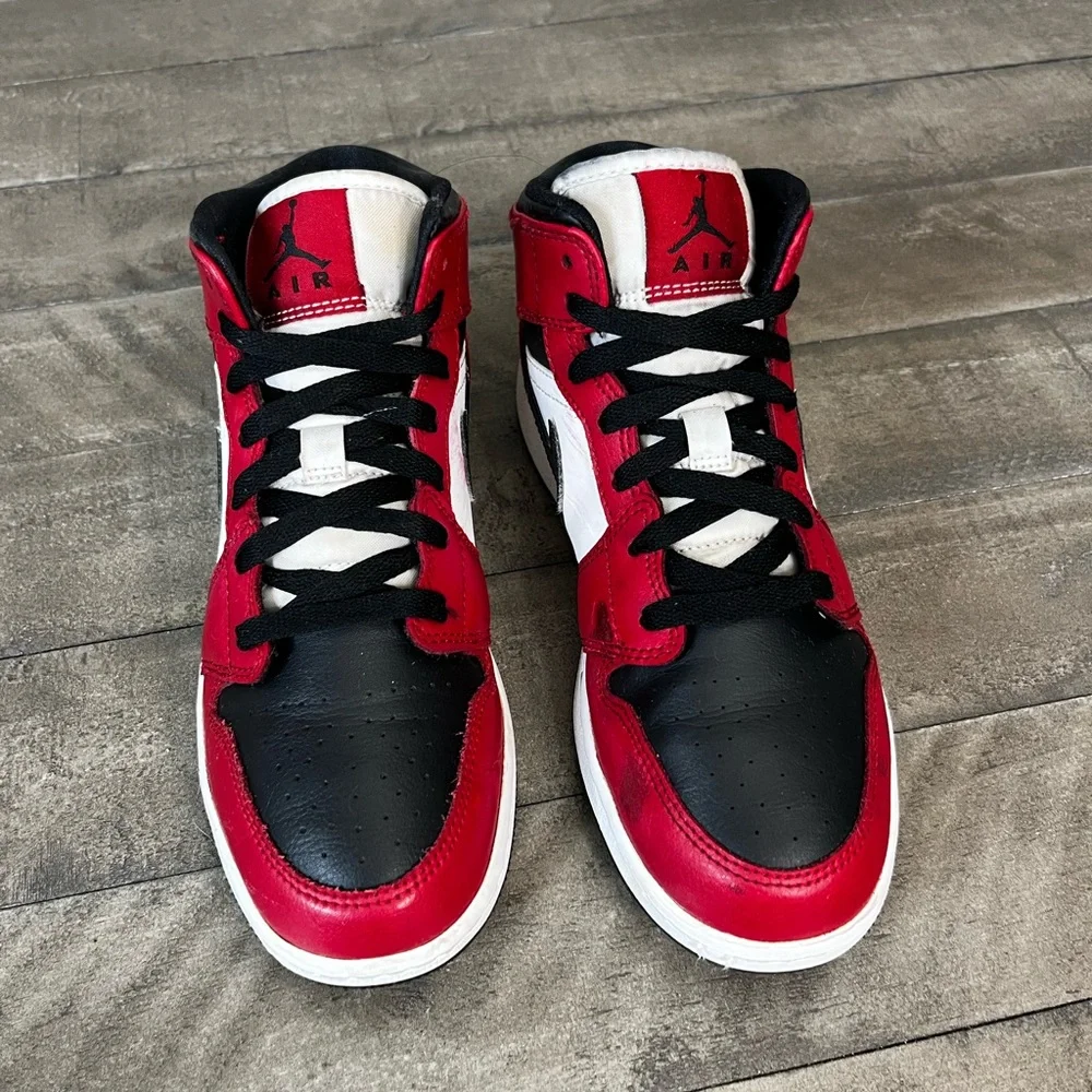 Nike Shoes Air Jordan 1 Retro Mid GS 